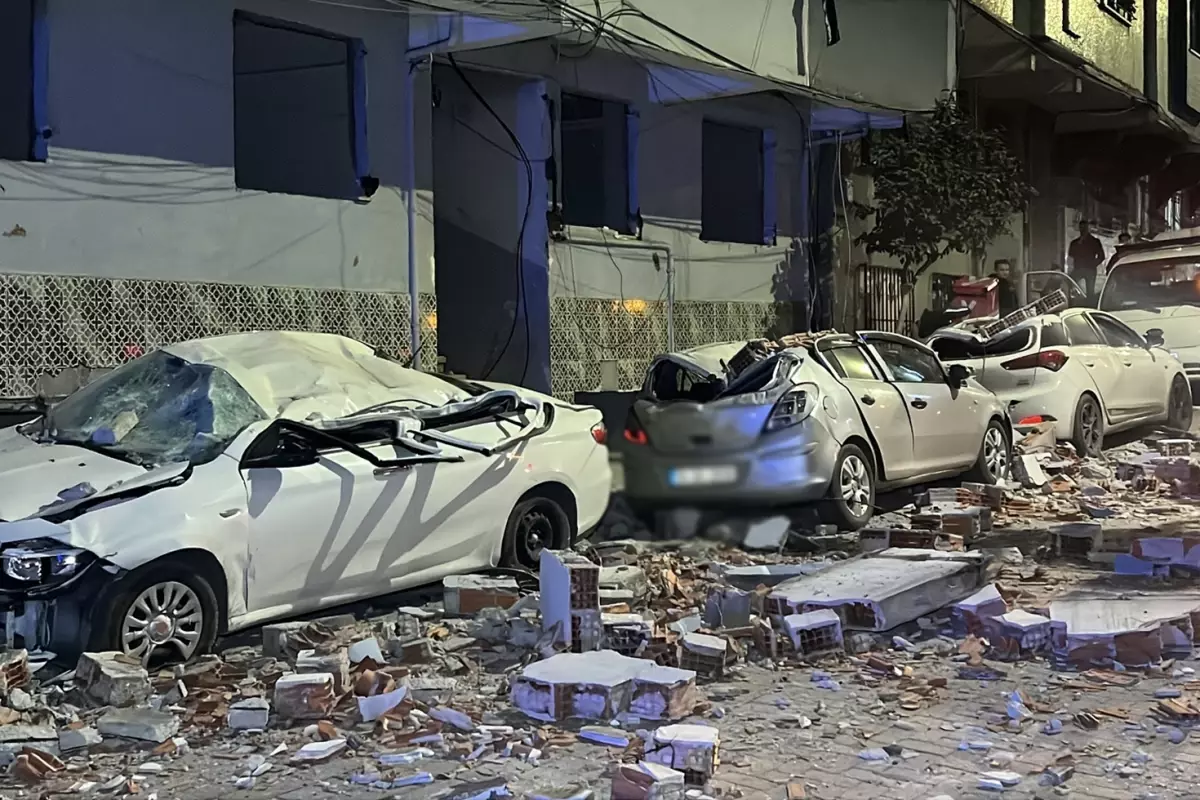 Zeytinburnu'nda Boşaltılan Binadan Kopan Beton Parçaları 3 Aracın Üzerine Düştü Zeytinburnu'nda Boşaltılan Binadan Kopan Beton Parçaları 3 Aracın Üzerine Düştü