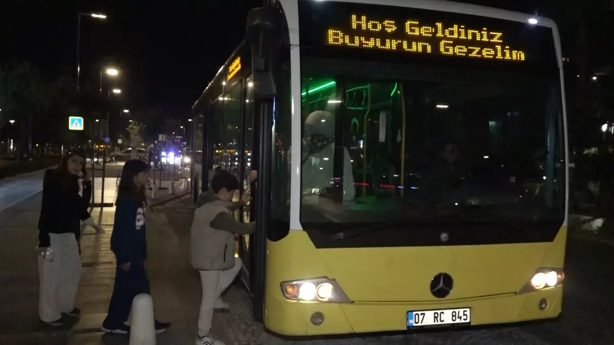 İETT Otobüsünü Alıp Mahalleye Neşe Getirdi: Akşamları Işıklar Açılıyor, Müzik Başlıyor