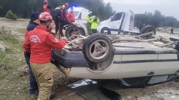 Balıkesir'de Otomobil Şarampole Devrildi: 4 Kişi Yaralandı Balıkesir'de Otomobil Şarampole Devrildi: 4 Kişi Yaralandı