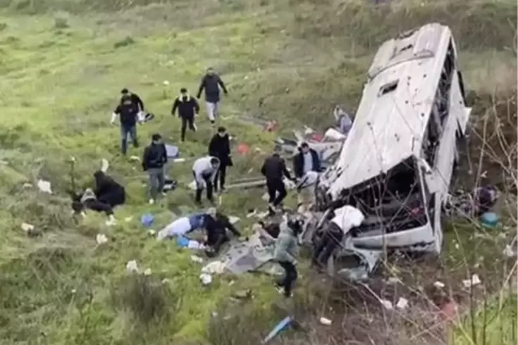 Şarampole Devrilen Servis Minibüsü Can Aldı: 5 Kişi Hayatını Kaybetti