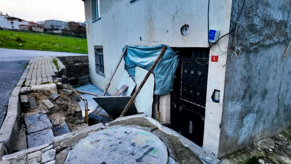 Avcılar’da El Freni Unutulan Panelvan Giriş Kat Dairesine Girdi