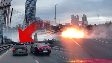 Şişli D-100'de Makas Faciası: Otomobil Alev Aldı, Motoru Yola Fırladı! Şişli D-100'de Makas Faciası: Otomobil Alev Aldı, Motoru Yola Fırladı!
