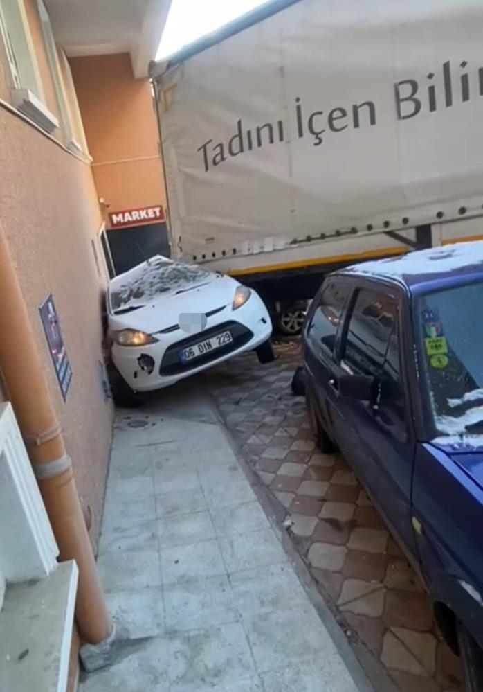 Ankara'da Tır, Park Halindeki 4 Otomobile Çarptı: İki Araç Kullanılamaz Hale Geldi Ankara'da Tır, Park Halindeki 4 Otomobile Çarptı: İki Araç Kullanılamaz Hale Geldi
