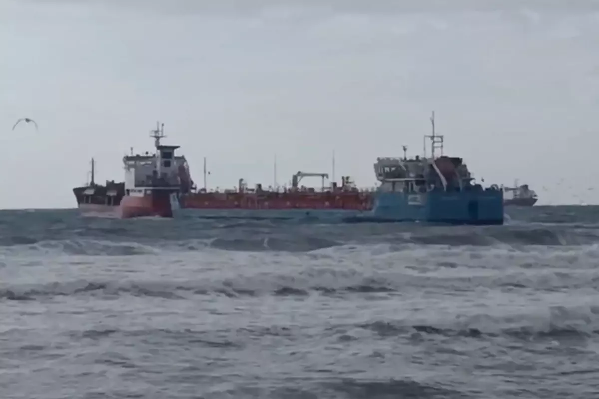 Marmara'da İki Tankerden Acil Durum Çağrısı: Kıyıya Yakın Temas Panik Yarattı Marmara'da İki Tankerden Acil Durum Çağrısı: Kıyıya Yakın Temas Panik Yarattı