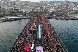 İstanbul'da Gazze İçin Büyük Buluşma: Galata Köprüsü'nde Anlamlı Yürüyüş İstanbul'da Gazze İçin Büyük Buluşma: Galata Köprüsü'nde Anlamlı Yürüyüş