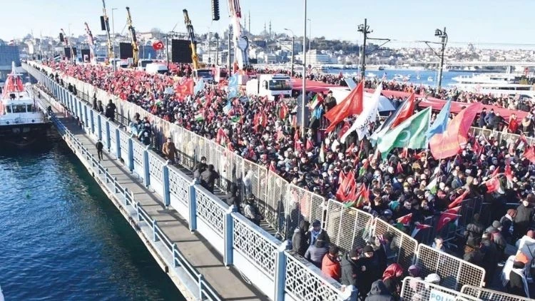 Galata Köprüsü’nde Filistin İçin Tek Yürek: 520 Bin Kişilik Destek