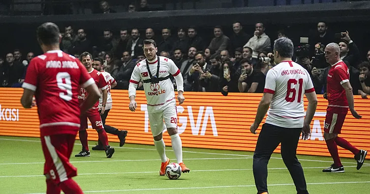 Mesut Özil'den Fenerbahçe Yorumu: “Fenerbahçe’nin Mutluluğu Bizim Mutluluğumuz”