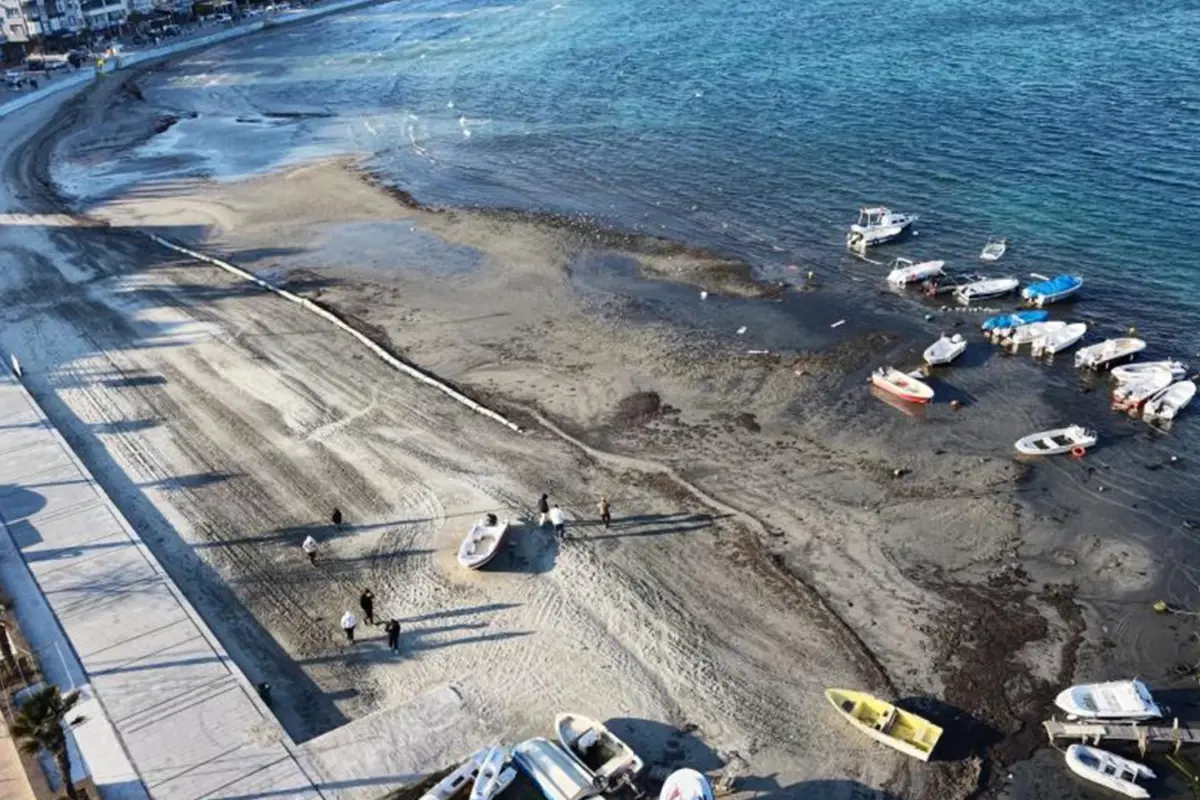 Marmara ve Ege Kıyılarında Deniz Çekilmesi Görüntülendi