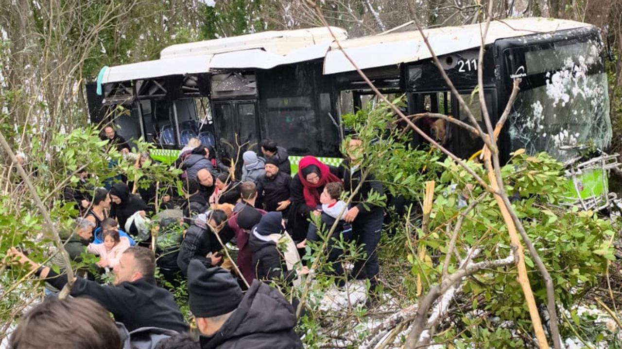 Son Dakika: Kocaeli'de Yolcu Otobüsü Şarampole Yuvarlandı