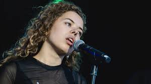 Şarkıcı Nilüfer Yanya Kimdir? Müzik Kariyeri ve Hayatı