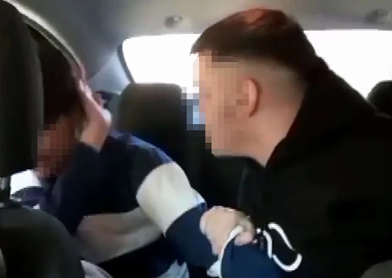 Adana Seyhan’da Lise Öğrencisi Takside Alıkonuldu Ve Saldırıya Uğradı