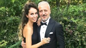 Barış Falay ve Esra Ronabar 20 Yıllık Evlilikleriyle Dikkat Çekiyor Barış Falay ve Esra Ronabar 20 Yıllık Evlilikleriyle Dikkat Çekiyor