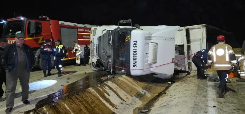 Bursa İnegöl’de Talaş Yüklü TIR Devrildi: Sürücü Hayatını Kaybetti