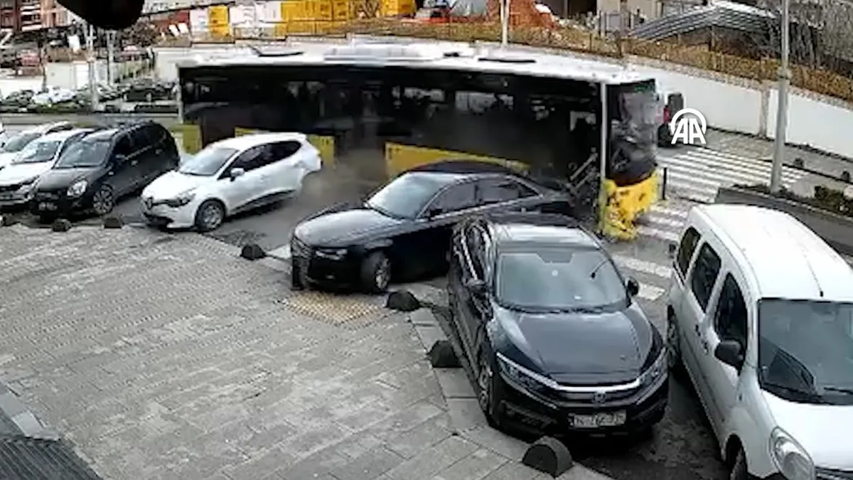 Esenler'de İETT Otobüsü Park Halindeki Araçlara Çarptı
