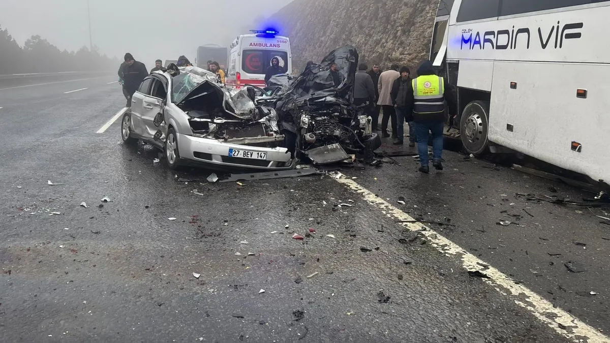 Gaziantep'te Zincirleme Kaza: 8 Araç Çarpıştı, 2 Kişi Hayatını Kaybetti