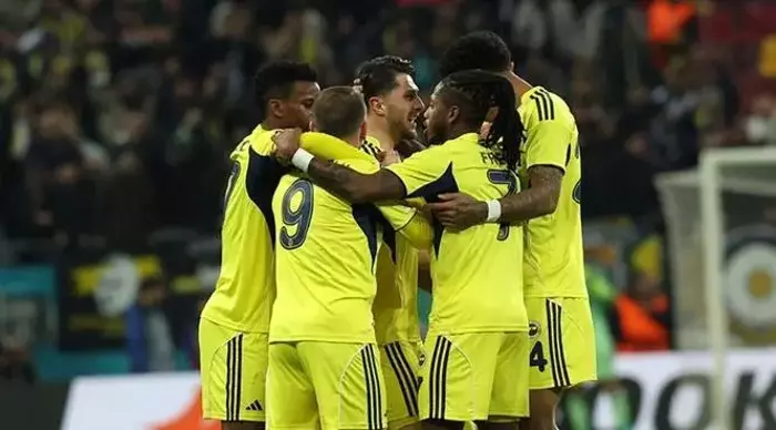 Fenerbahçe FCSB Deplasmanından 1 Puanla Döndü, Eleştirilerin Odağında Kaldı