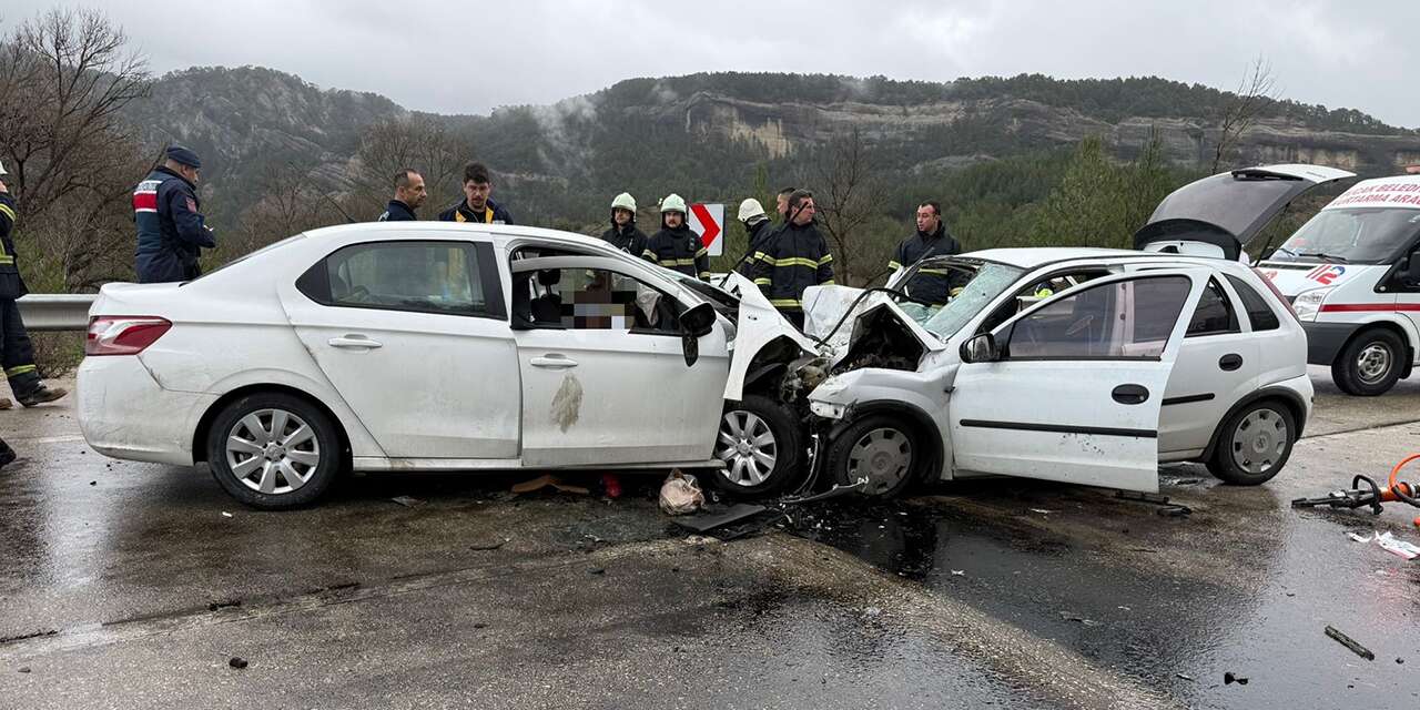 Antalya-Isparta Yolunda Feci Kaza: 6 Kişi Hayatını Kaybetti Antalya-Isparta Yolunda Feci Kaza: 6 Kişi Hayatını Kaybetti