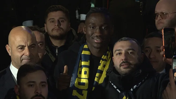 Antalya'da Ormanlık Alanda Başlayan Yangın Kısa Sürede Genişledi