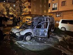 Küçükçekmece'de Park Halindeki Otomobilde Yangın Paniği