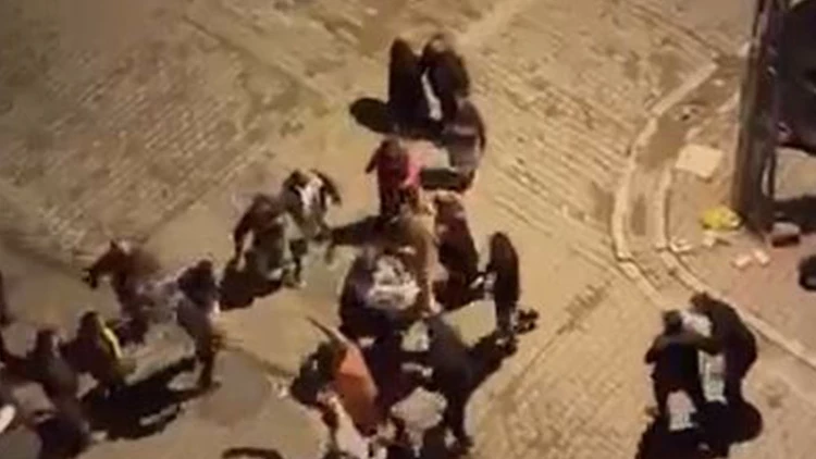 İstanbulda 10 Kişi Ev Basıp Hamile Kadını Ve Eşini Darp Etti