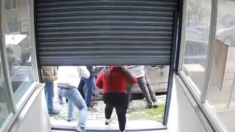 Avcılar'da İş Yerinde Taciz İddiası: Esnaf Müdahale Etti, Şüpheli Gözaltında