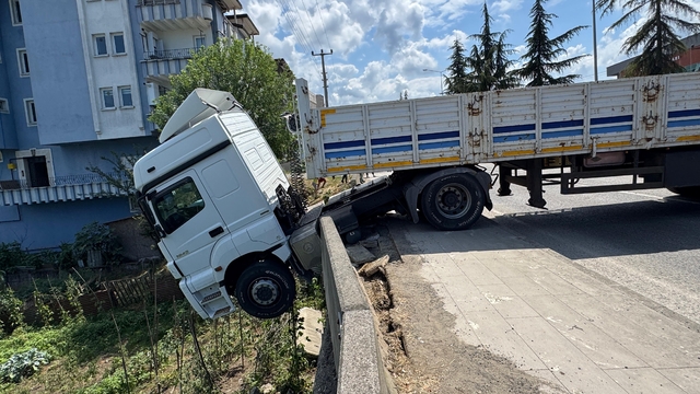Beşiktaş’ta Freni Tutmayan TIR Bina Duvarına Çarptı, Büyük Tehlike Son Anda Atlatıldı Beşiktaş’ta Freni Tutmayan TIR Bina Duvarına Çarptı, Büyük Tehlike Son Anda Atlatıldı