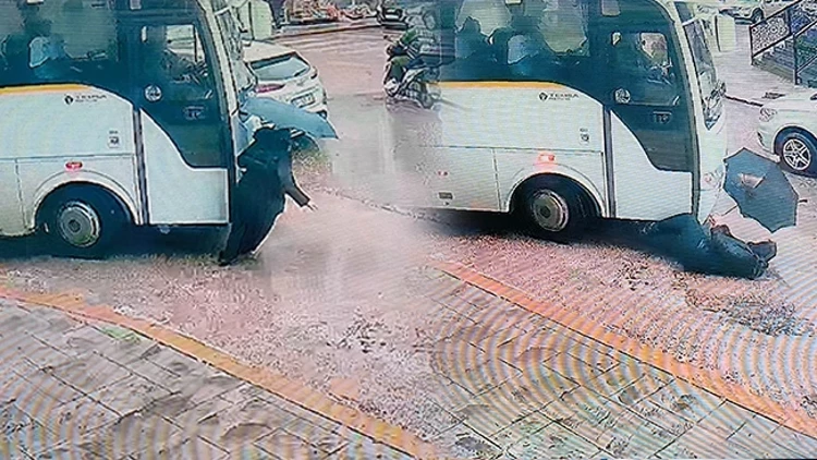 Servis Minibüsü Çarptı, 2 Metre Sürükledi: Yara Almadan Kurtuldu