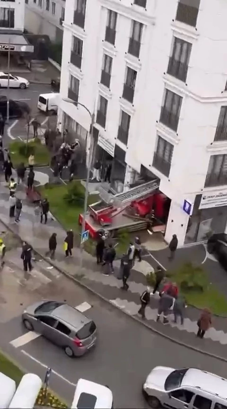 Büyükçekmece'de Asansörlü Nakliye Kamyonu Diş Polikliniğine Girdi