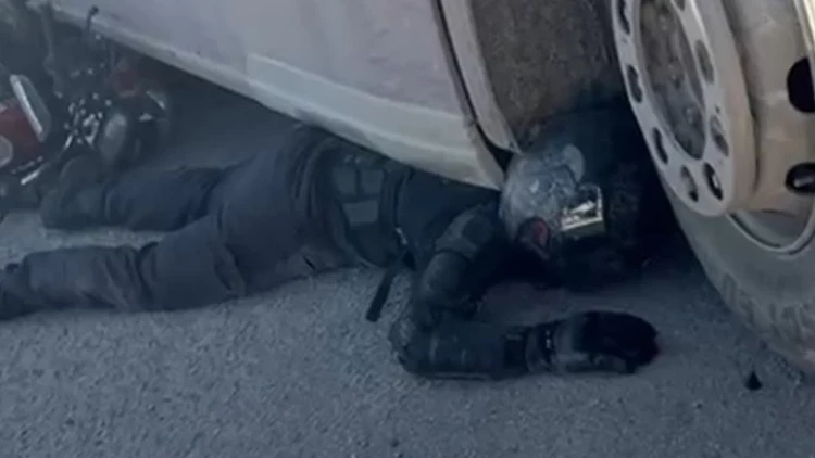Adana'da TIR Altında Kalan Motosikletli Sürücü Koruyucu Ekipman Sayesinde Hayatta Kaldı