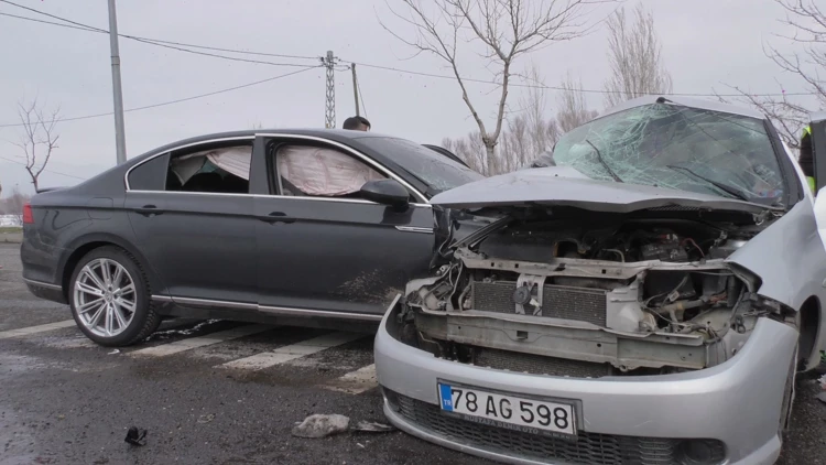 Bingöl'de İki Otomobil Çarpıştı: 1 Kişi Hayatını Kaybetti, 5 Yaralı Var