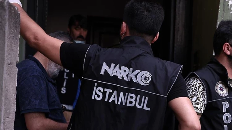 İstanbul'daki Uyuşturucu Operasyonunda Usulsüzlük İddiası: Polis ve Avukat Tutuklandı