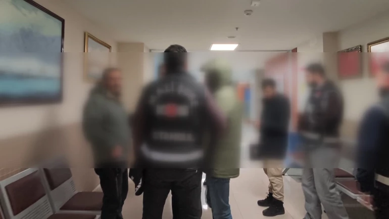 İstanbul'daki Devlet Hastanesinde Rüşvet Soruşturması: İki Doktor Adliyeye Sevk Edildi İstanbul'daki Devlet Hastanesinde Rüşvet Soruşturması: İki Doktor Adliyeye Sevk Edildi