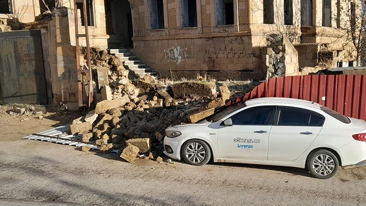 Niğde’de Tarihi Evin Duvarı Park Halindeki Otomobilin Üzerine Devrildi Niğde’de Tarihi Evin Duvarı Park Halindeki Otomobilin Üzerine Devrildi