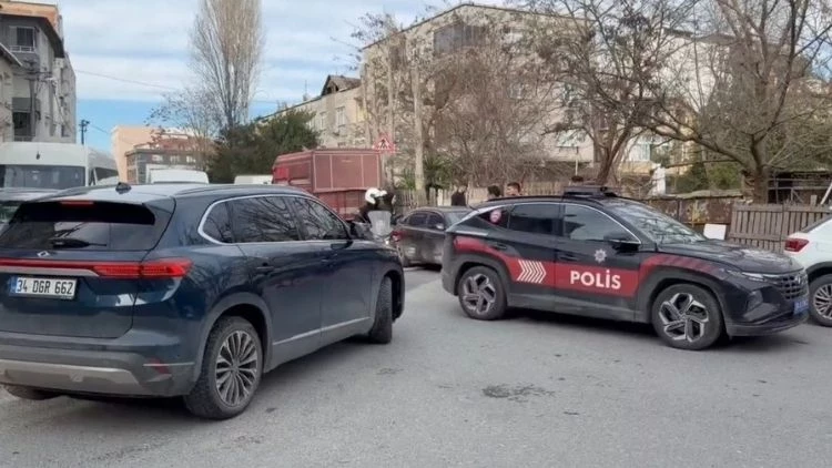 İstanbul’da Devriye Atan Polislere Bıçaklı Saldırı: 4’ü Polis 6 Yaralı İstanbul’da Devriye Atan Polislere Bıçaklı Saldırı: 4’ü Polis 6 Yaralı