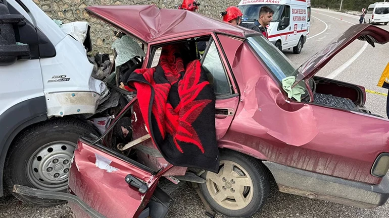 Bucak’ta Minibüsle Çarpışan Otomobilin Sürücüsü Ve Eşi Hayatını Kaybetti