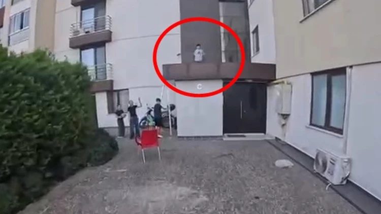 Bursa’da Sipariş Getiren Kurye Mahsur Kalan Çocuğu Kurtardı