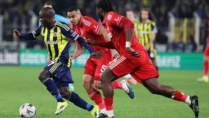 Kadıköy’de Ağır Yenilgi: Spor Yazarları Fenerbahçe-Nottingham Forest Maçını Değerlendirdi