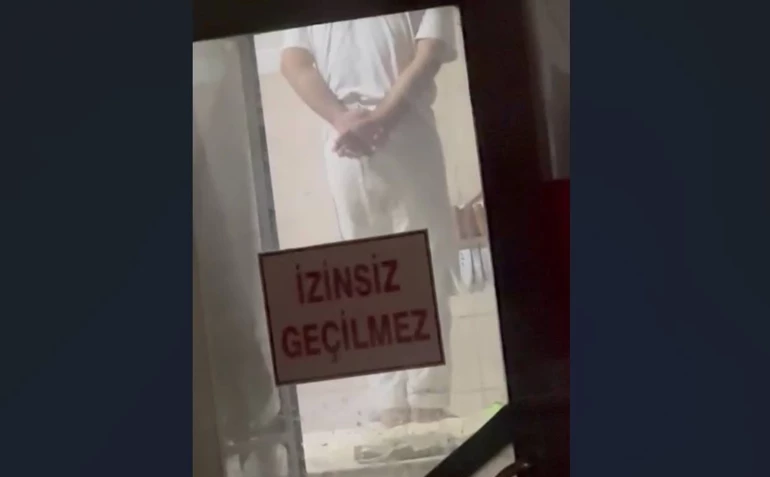 İmalathanede Skandal Görüntü Ayakla Hamur Çiğnenen İşletme Mühürlendi İmalathanede Skandal Görüntü Ayakla Hamur Çiğnenen İşletme Mühürlendi