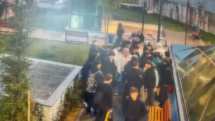 Bağcılar’da Kavgayı Ayırmak İsteyen Genç 6 Yerinden Bıçaklandı 6 Gözaltı