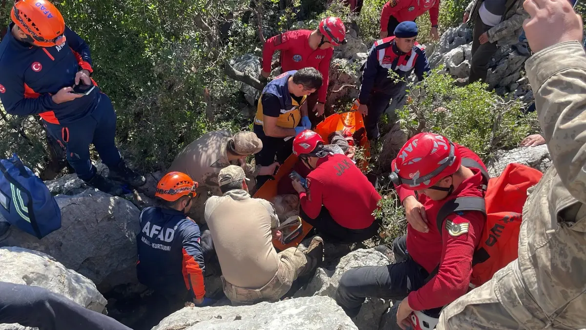 Antalya’da Kayıp Olarak Aranan 80 Yaşındaki Kadın 5 Metrelik Yarıkta Bulundu Antalya’da Kayıp Olarak Aranan 80 Yaşındaki Kadın 5 Metrelik Yarıkta Bulundu