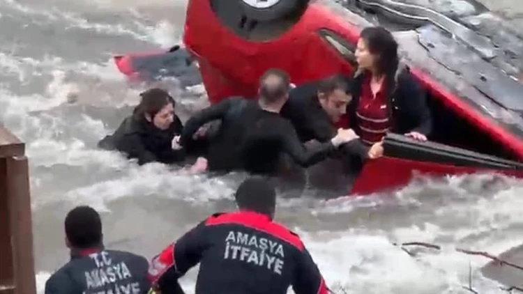 Hafif Ticari Araçla Çarpışan Otomobil Nehre Uçtu Anne İle Kızı Yaralandı