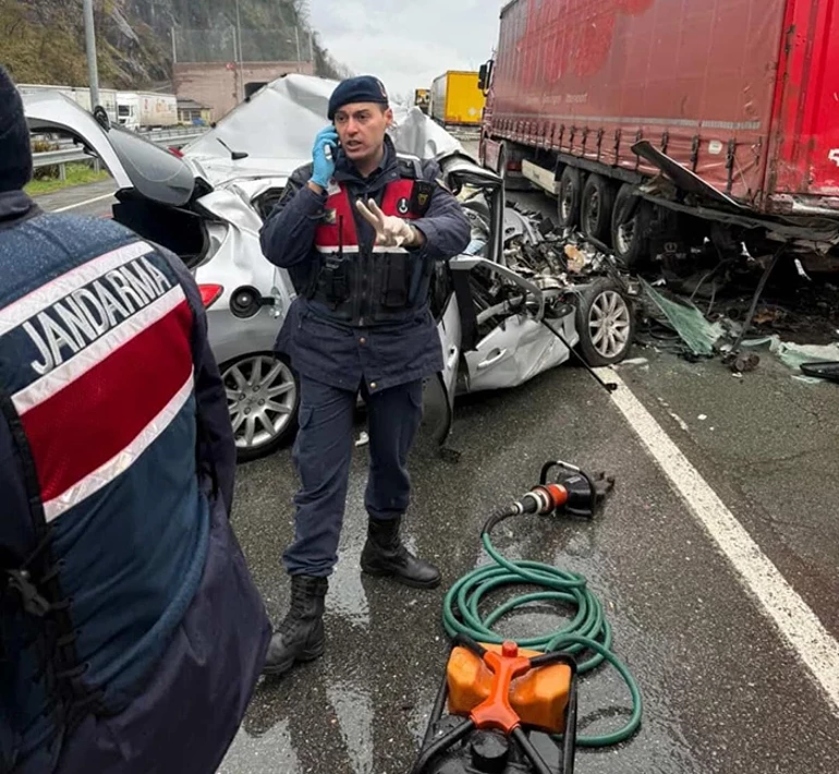 Artvin’de Otomobil Park Halindeki TIR’a Çarptı 2 Kişi Hayatını Kaybetti 1 Yaralı Artvin’de Otomobil Park Halindeki TIR’a Çarptı 2 Kişi Hayatını Kaybetti 1 Yaralı