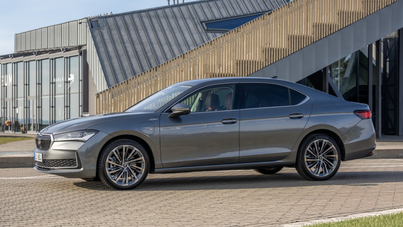 Skoda 272 Beygirlik Superb Hibrit Modelini Tanıttı İşte Performans Ve Teknik Detaylar Skoda 272 Beygirlik Superb Hibrit Modelini Tanıttı İşte Performans Ve Teknik Detaylar