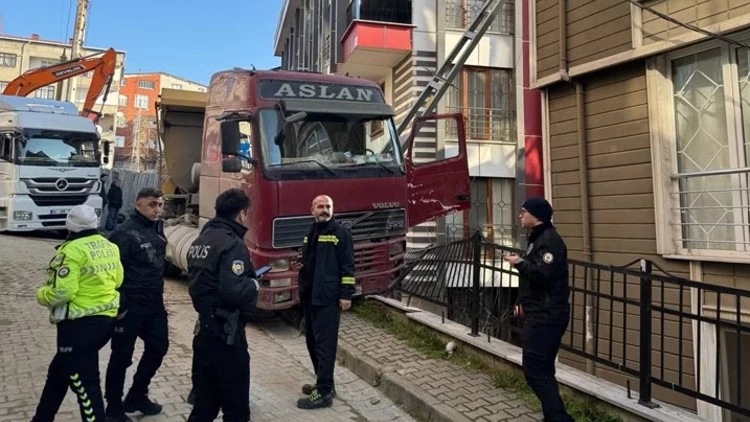 Kağıthane’de Aydınlatma Direğine Çarpan Kamyonun Sürücüsü Yaralandı Kağıthane’de Aydınlatma Direğine Çarpan Kamyonun Sürücüsü Yaralandı