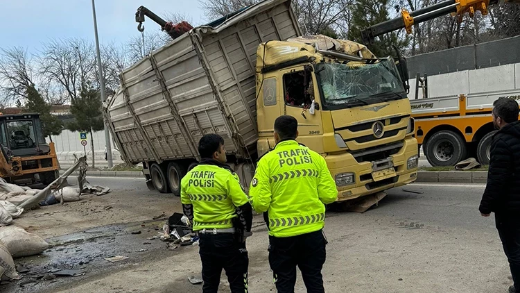 Diyarbakır’da Devrilen TIR Park Halindeki 9 Araca Çarptı