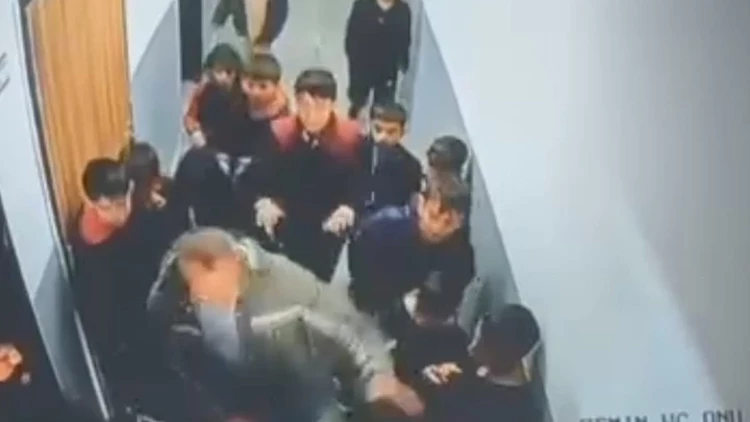 Van’da Okul Koridorunda Öğrenciye Veli Müdahalesi Kameraya Yansıdı Van’da Okul Koridorunda Öğrenciye Veli Müdahalesi Kameraya Yansıdı