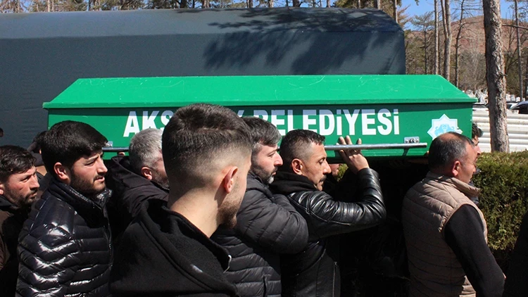 Akranı Tarafından Kız Meselesi Yüzünden Öldürüldü: 16 Yaşındaki Mustafa Toprağa Verildi Akranı Tarafından Kız Meselesi Yüzünden Öldürüldü: 16 Yaşındaki Mustafa Toprağa Verildi