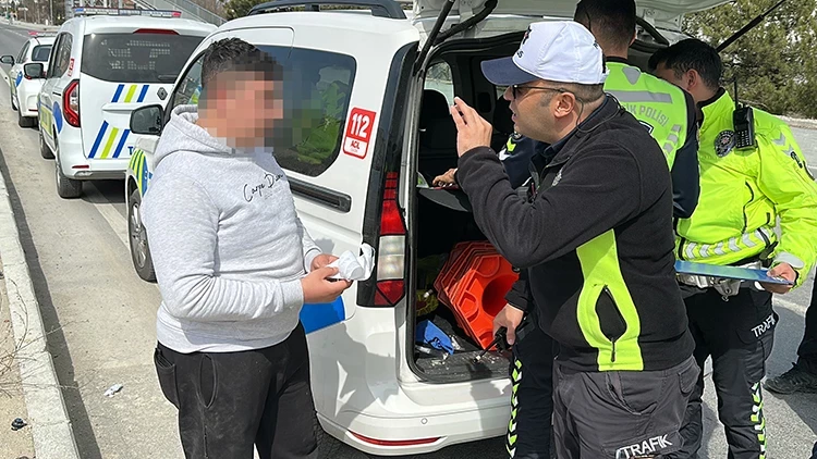 Kütahya’da Polisten Kaçan Ehliyetsiz Sürücüye 399 Bin Lira Ceza Kesildi