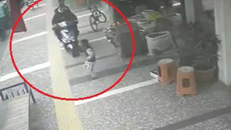 Manavgat’ta Kaldırımda Motosiklet Kazası 5 Yaşındaki Çocuk Yaralandı