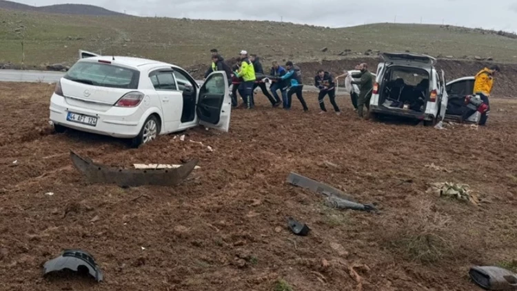 Bingöl’de Feci Kaza 1’i Ağır 13 Kişi Yaralandı Bingöl’de Feci Kaza 1’i Ağır 13 Kişi Yaralandı